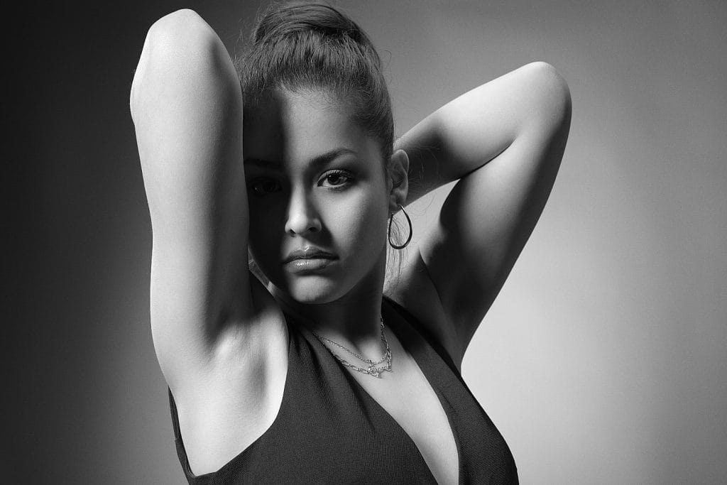 Portrait féminin en noir et blanc. Lumière douce et contrastée. Gros plan. Réalisé par le studio Tajan à Tarbes.