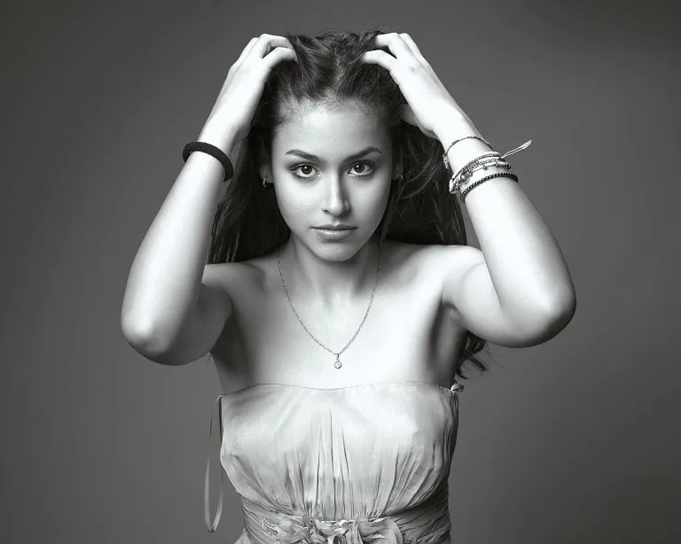 Portrait noir et blanc d'une jeune fille. Esprit beauté. Lumière douce et contrastée. Plan poitrine. Réalisé par le studio Tajan à Tarbes.