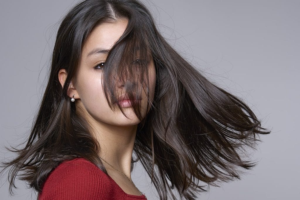 Portrait artistique couleur en mouvement d'une jeune fille. Réalisé en studio à Tarbes.