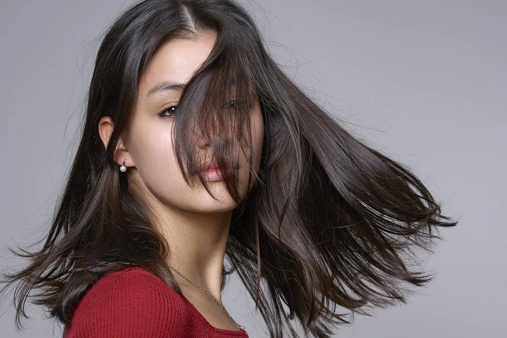 Portrait artistique couleur en mouvement d'une jeune fille. Réalisé en studio à Tarbes.