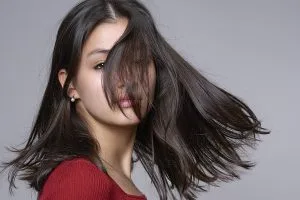 Portrait artistique couleur en mouvement d'une jeune fille. Réalisé en studio à Tarbes.