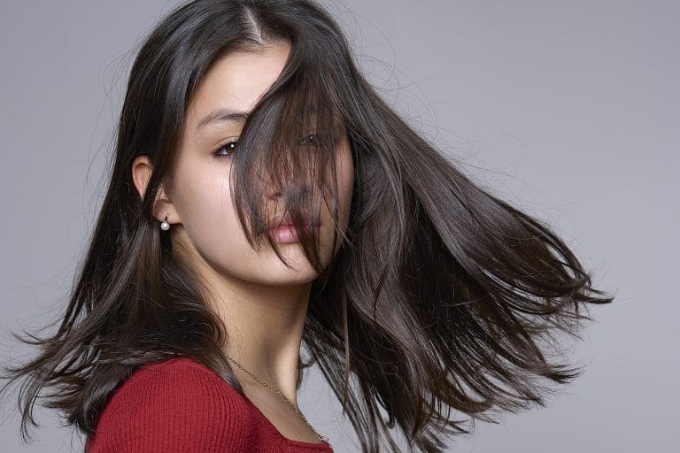 Portrait artistique couleur en mouvement d'une jeune fille. Réalisé en studio à Tarbes.