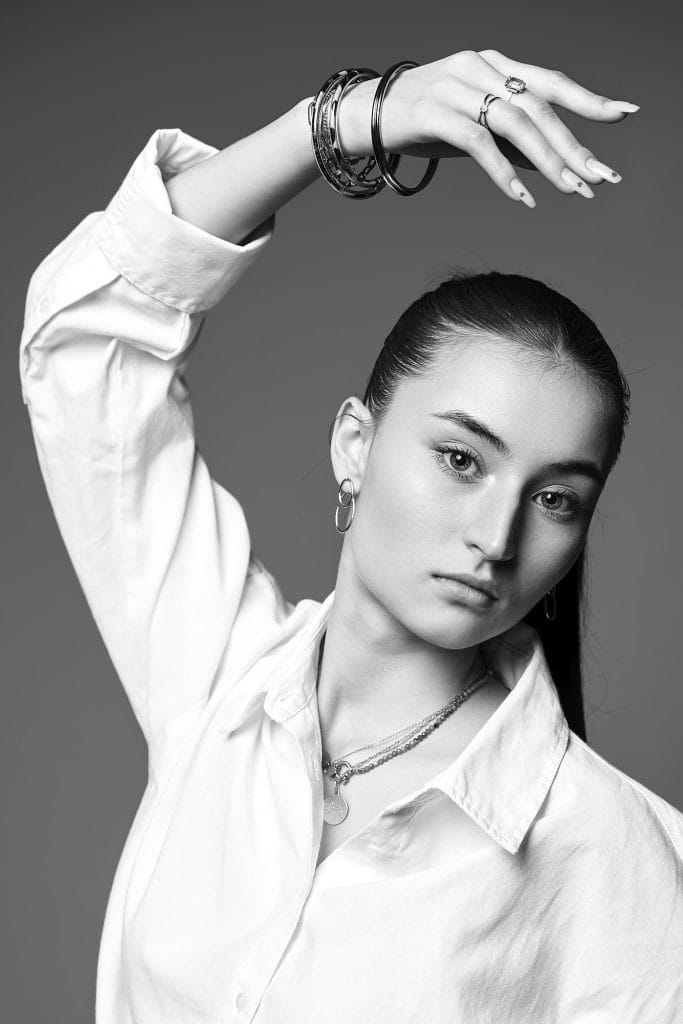 Portrait artistique type mode en noir et blanc réalisé en studio, pose stylisée, lumière douce et contrastée, photo prise par le Studio Tajan.