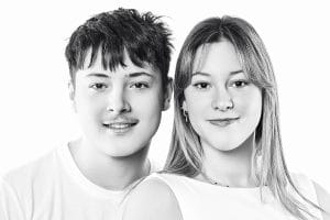 Portrait de famille-frêre et soeur. Plan épaule. Ambiance hight key. Visages souriants et fond blanc.