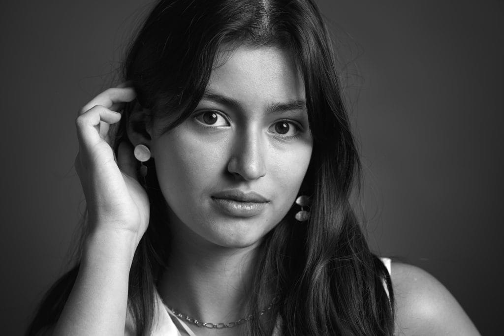 portrait en gros plan en noir et blanc d'une jeune fille. Schéma de lumière de type Loop.