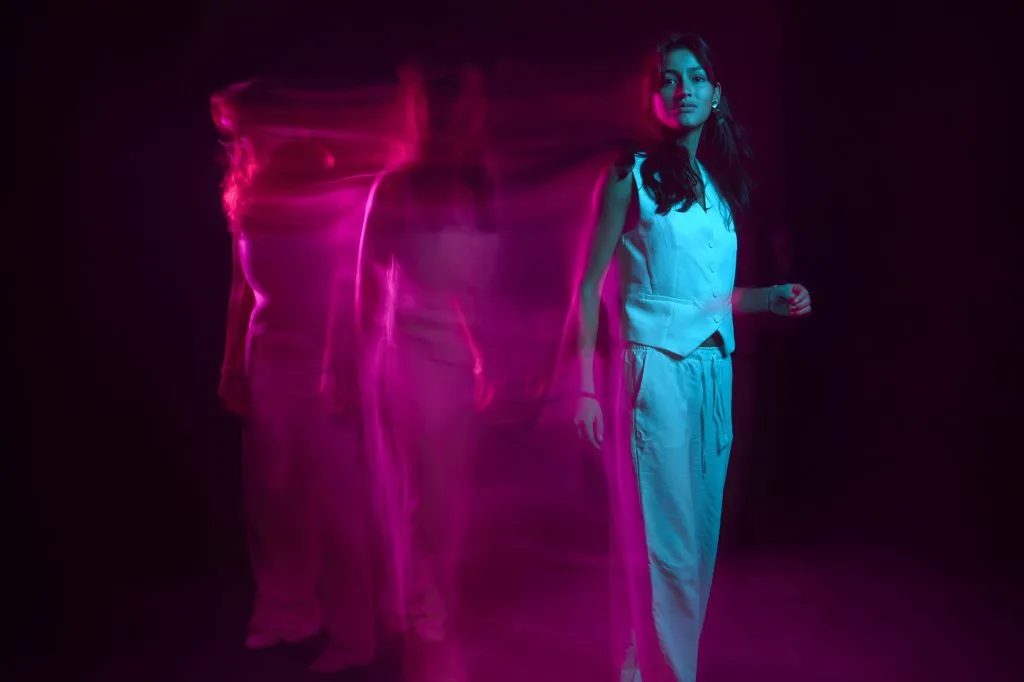 Portrait d'une jeune femme avec des lumières créatives. Plan Italien. Réalisé par le Studio Tajan à Tarbes.