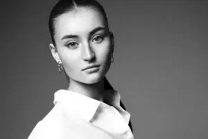 shooting beauté d'une jeune femme. Très beu visage mis en valeur par un maquillage et un éclairage adapté.