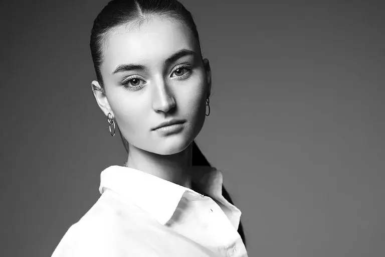 shooting beauté d'une jeune femme. Très beu visage mis en valeur par un maquillage et un éclairage adapté.