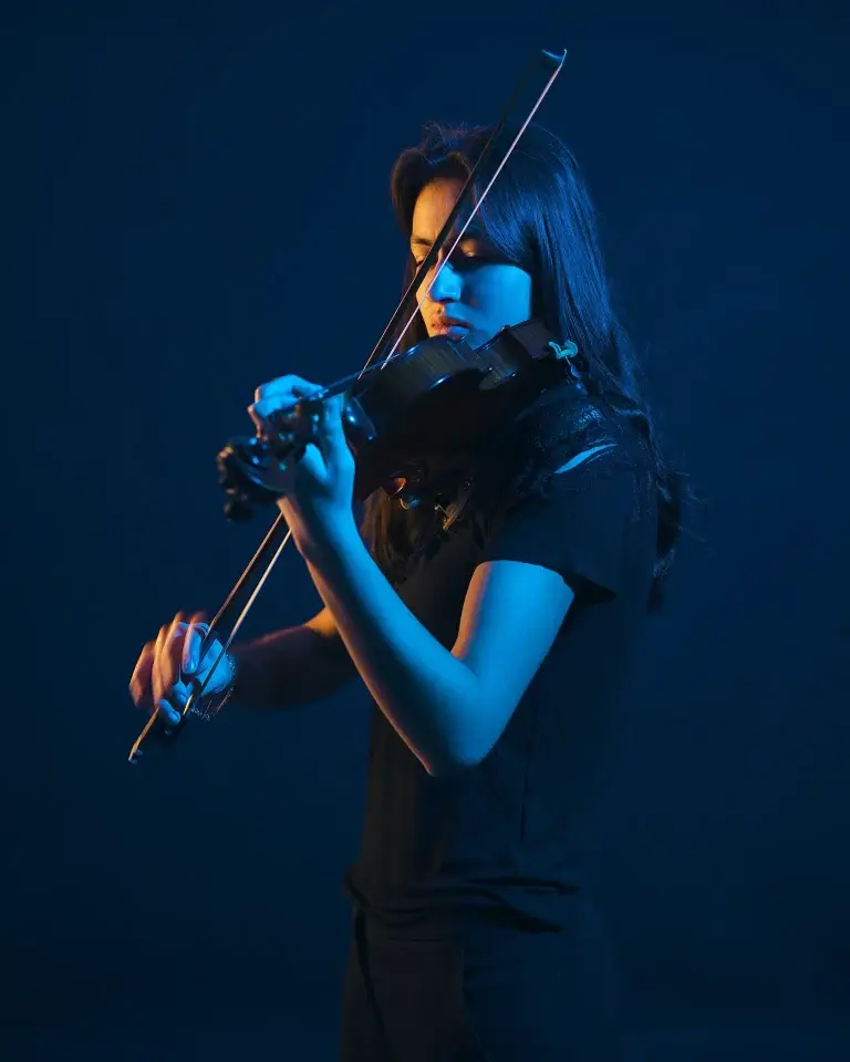 Portrait coloré d'une violoniste du conservatoire de Tarbes. Photographie artistique utilisant des flashs avec gélatines.