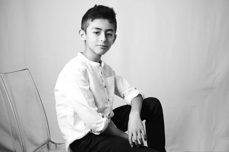 portrait d'un petit garçon réalisé dans notre studio photo sur tarbes. Pose assise, noir et blanc.