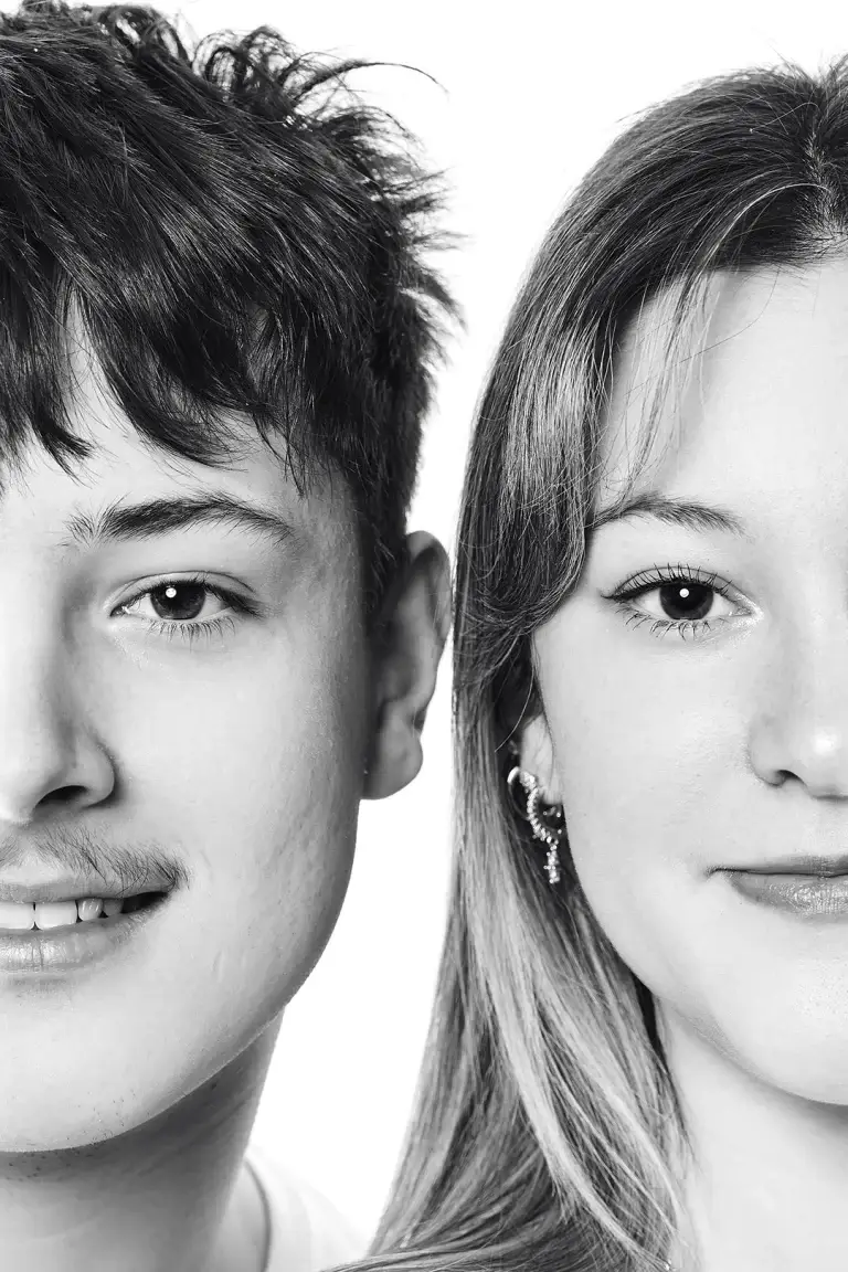 Portrait serré d'un frère avec sa soeur. Les visages sont proches mais cadrés sur la moitié pour afficher leur complémentarité. Direction artistique du studio tajan.