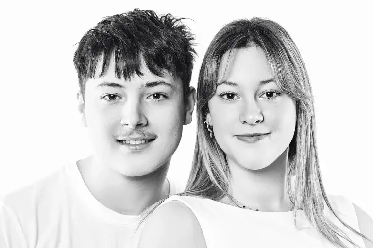 Séance photo de frères et sœurs complices, une expérience familiale au Studio TAJAN à Tarbes.