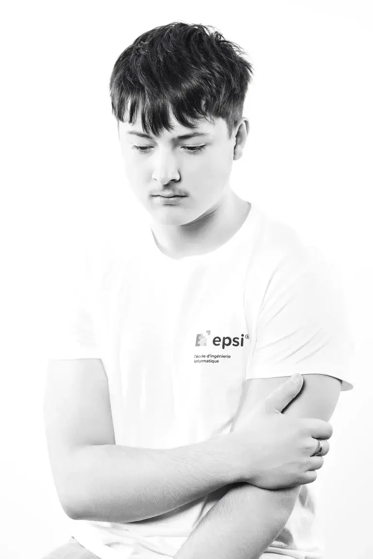 portrait artistique jeune homme en studio sur fond clair. Ambiance high key, plan taille, attitude songeuse. Photo studio Tajan.