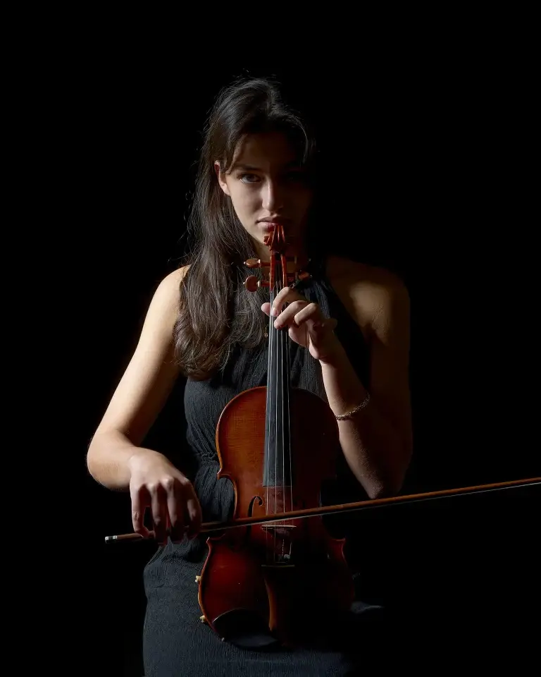 Portrait d'une violoniste en couleur. Lumière Split donnant beaucoup de force à son visage et au violon. réalisé par le studio tajan à tarbes.