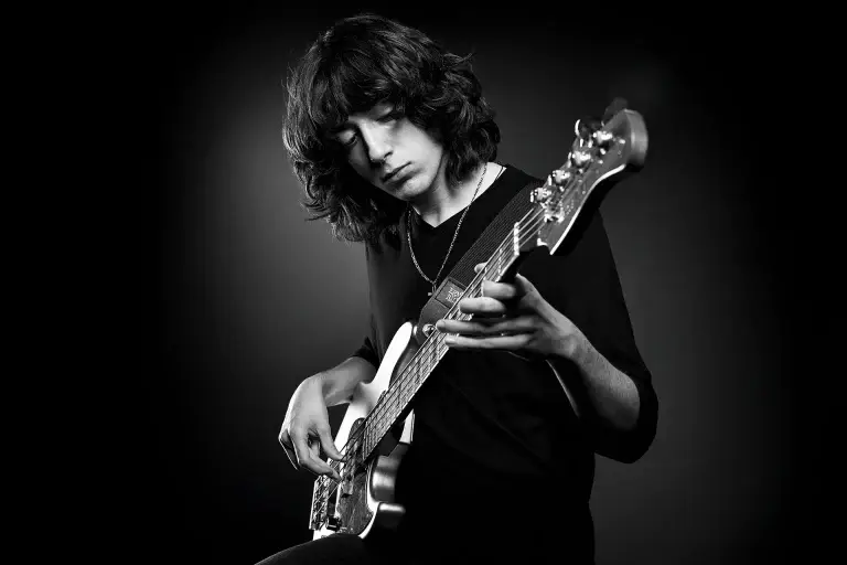 Photographie d'un bassiste. Ambiance rock recrée par le studio tajan de Tarbes.