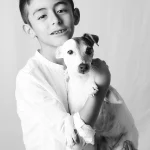 Portrait d'un garçon avec son chien. Photo en noir et blanc réalisé dans notre studio professionnel sur Tarbes.