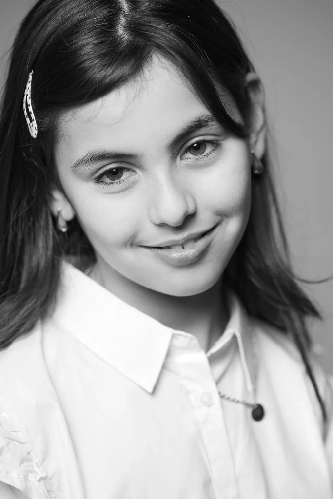 Portrait d'enfant artistique avec un regard intense, réalisé en studio par Studio TAJAN à Tarbes.