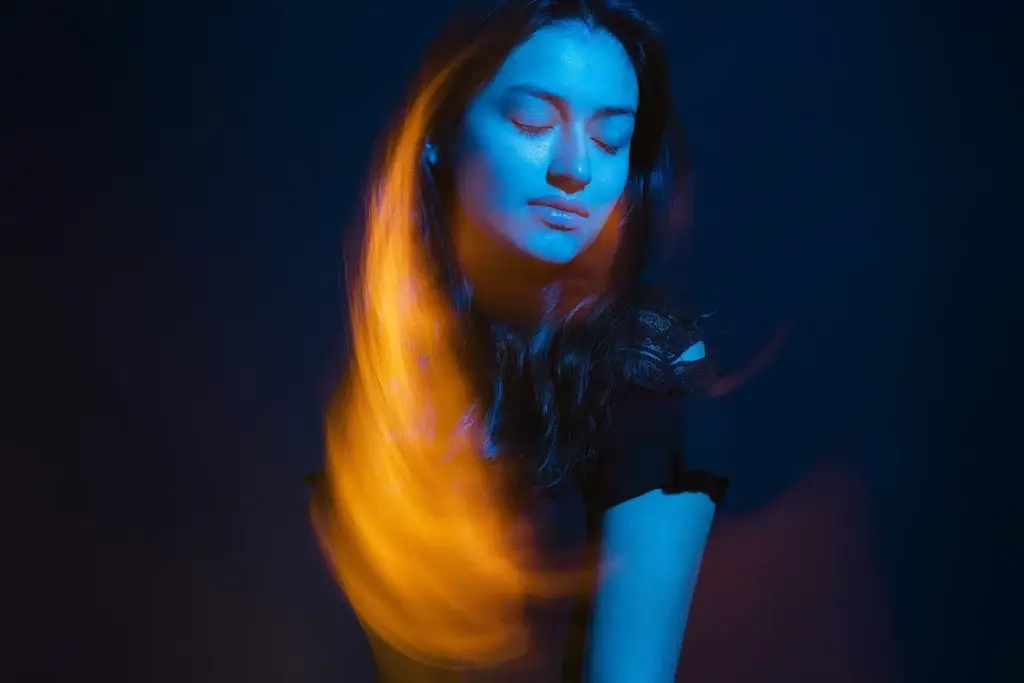 Portrait féminin créatif capturé au studio tajan à tarbes avec plusieurs sources de lumières différentes.