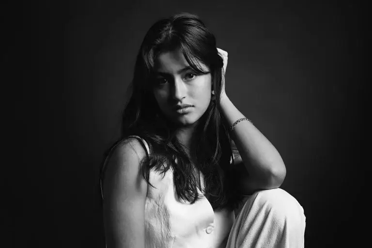 Portrait féminin créatif au studio Tajan à tarbes. Noir et blanc intense et trsè contrasté. pose élégante du modele.