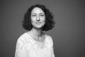 portrait lumineux d'une femme réalisé dans notre studio de tarbes. Plan épaule. Modele souriante et décontractée.