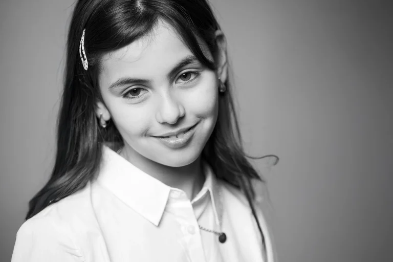 portrait d'une petite fille en studio photo à tarbes. Plan épaule, noir et blanc.