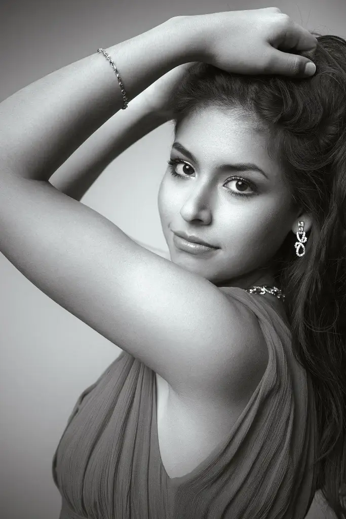 portrait glamour d'une jeune femme au studio tajan de tarbes. regard intense et pose dynamique.