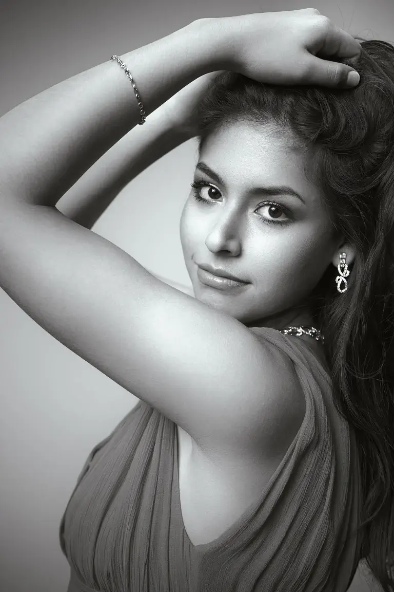 portrait glamour d'une jeune femme au studio tajan de tarbes. regard intense et pose dynamique.