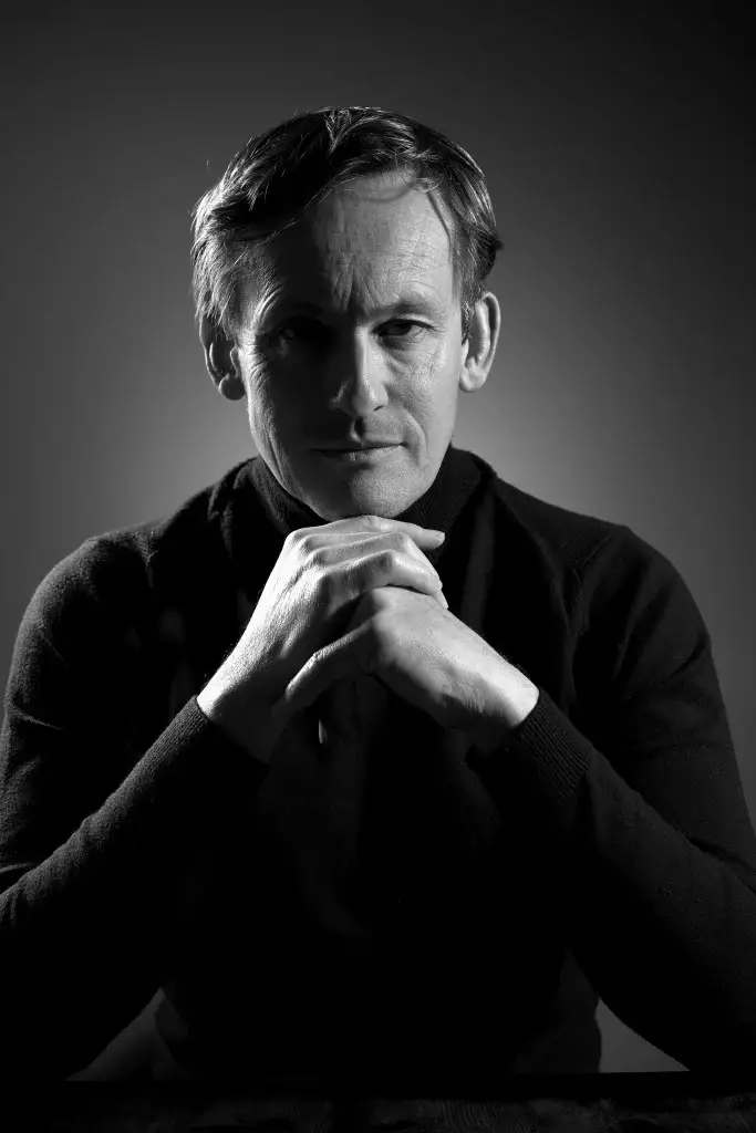 Portrait en noir et blanc d'un homme réalisé en studio photo. Schéma d'éclairage split. Style low key.