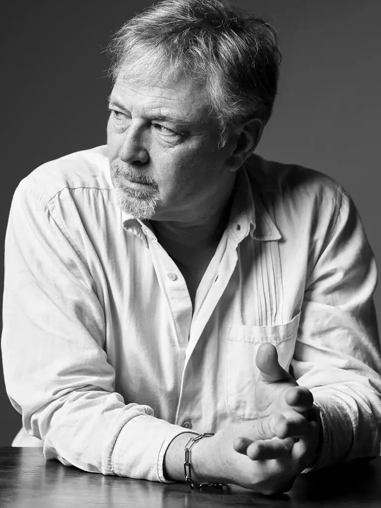 Portrait d'un homme en noir et blanc. Attitude pensive et virile. Lumière donnant beaucoup de caractère au modele. Visage de trois quart.