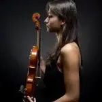 Portrait d'une musicienne classique dans la region paloise. Photo artistique en couleur.