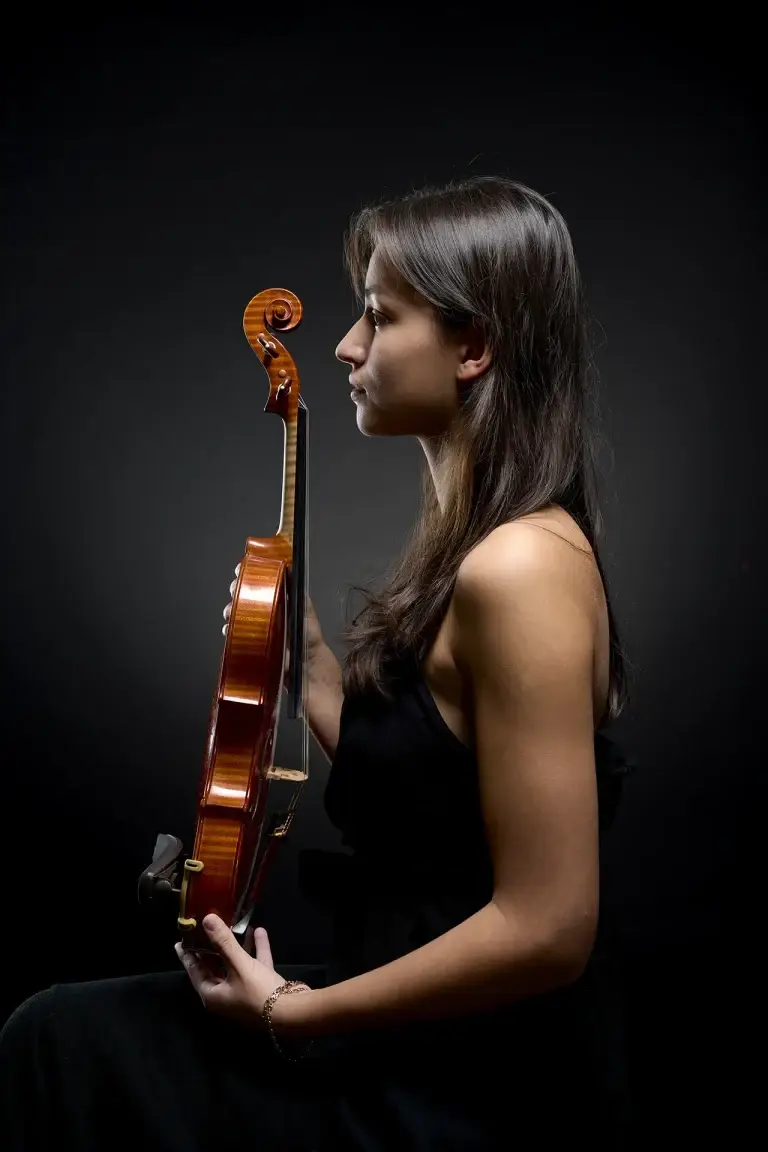 Portrait d'une musicienne classique dans la region paloise. Photo artistique en couleur.