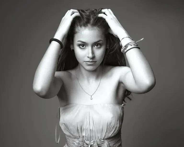 portrait photo artistique d'une jeune femme par le studio tajan, votre photographe situé à Tarbes.