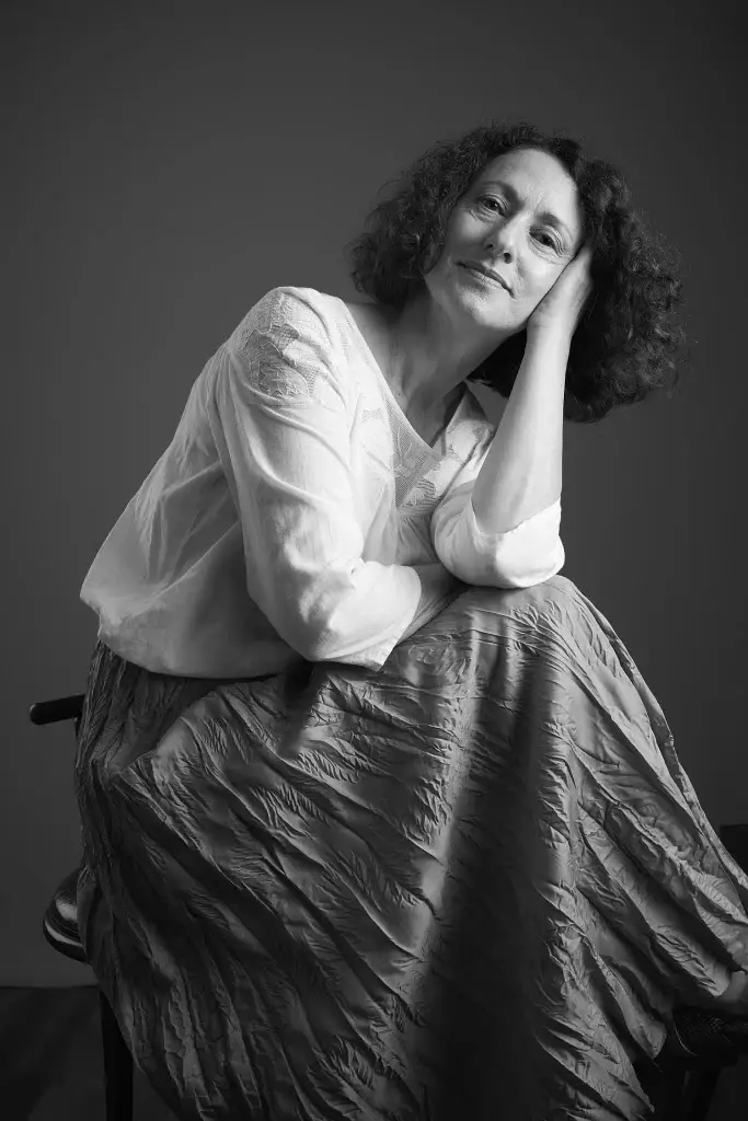 shooting portrait au féminin sur Tarbes. Utilisation du noir et blanc pour mettre en valeur les jeux de lumières et la physionomie de la modele.