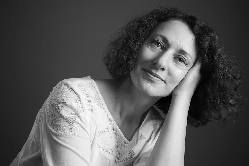 portrait serré d'une femme. Noir et blanc tout en douceur avec un modelage subtil du visage de notre modele.