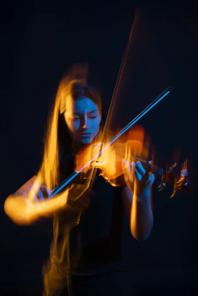 Photographie créative d'une musicienne du conservatoire de tarbes faite par le studio Tajan. Effets de mouvement mettant en valeur le jeux de l'artiste.