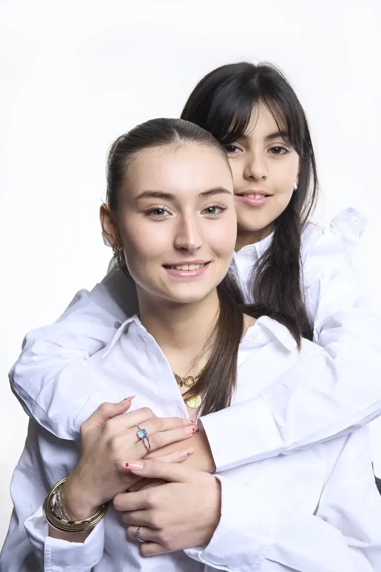 Belle photo de deux soeurs en couleur. Plan épaule et lumière douce, réalisé par le studio tajan sur Tarbes.