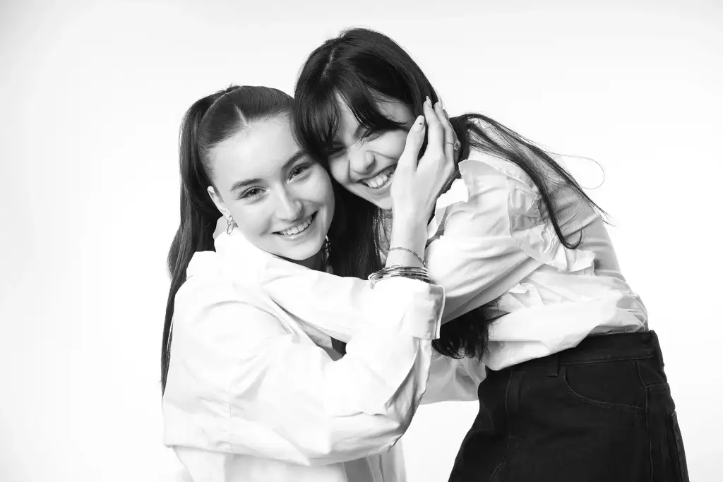 Photographie en noir et blanc mettant en valeur l'amour et la connivence de deux soeurs. Réalisée par le Studio Tajan sur Tarbes.
