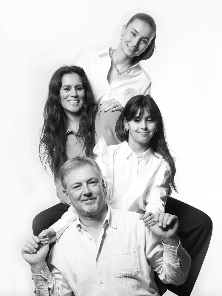 Portrait de famille en noir et blanc. composition amusante ou chaque membre est placé au dessus du précédent comme pour un totem.