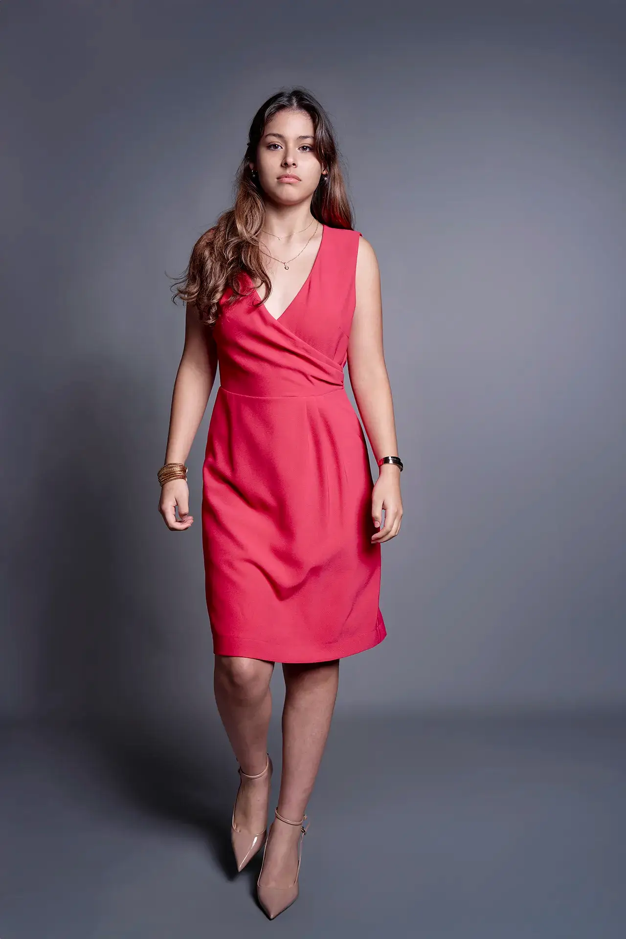 Photo couleur d'Alex pour son book modele. cadrage de pieds ou l'on voit la modele s'avancer vers l'objectif. Robe rouge, attitude déterminée.