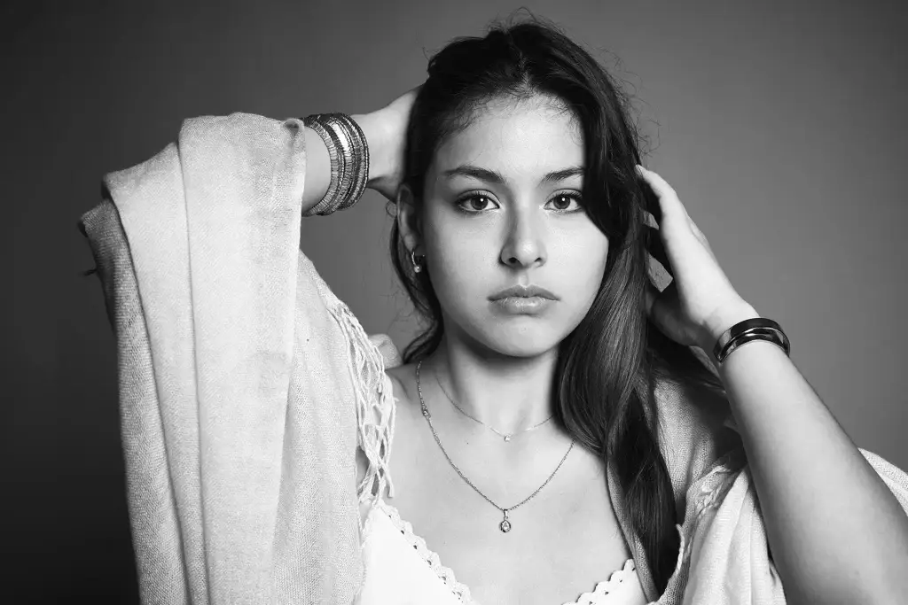 Modèle femme en séance photo au studio Tarbes
