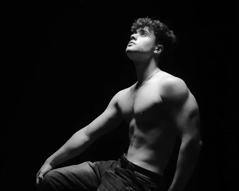 Portrait fitness en clair-obscur, buste sculpté par la lumière, studio à Tarbes