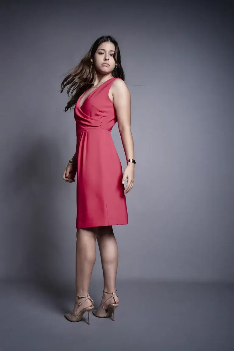Book modèle, robe rouge, plan en pied sur fond gris clair