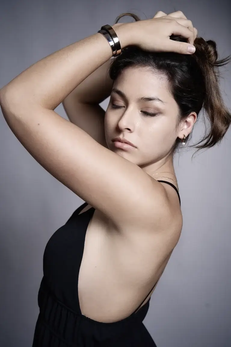 Book modèle, robe noire dos nu, bras levé