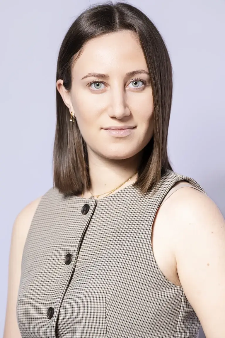 Photo corporate d'une jeune femme en plan serré. Lumière douce, sourrire esquissé et attitude confiante.