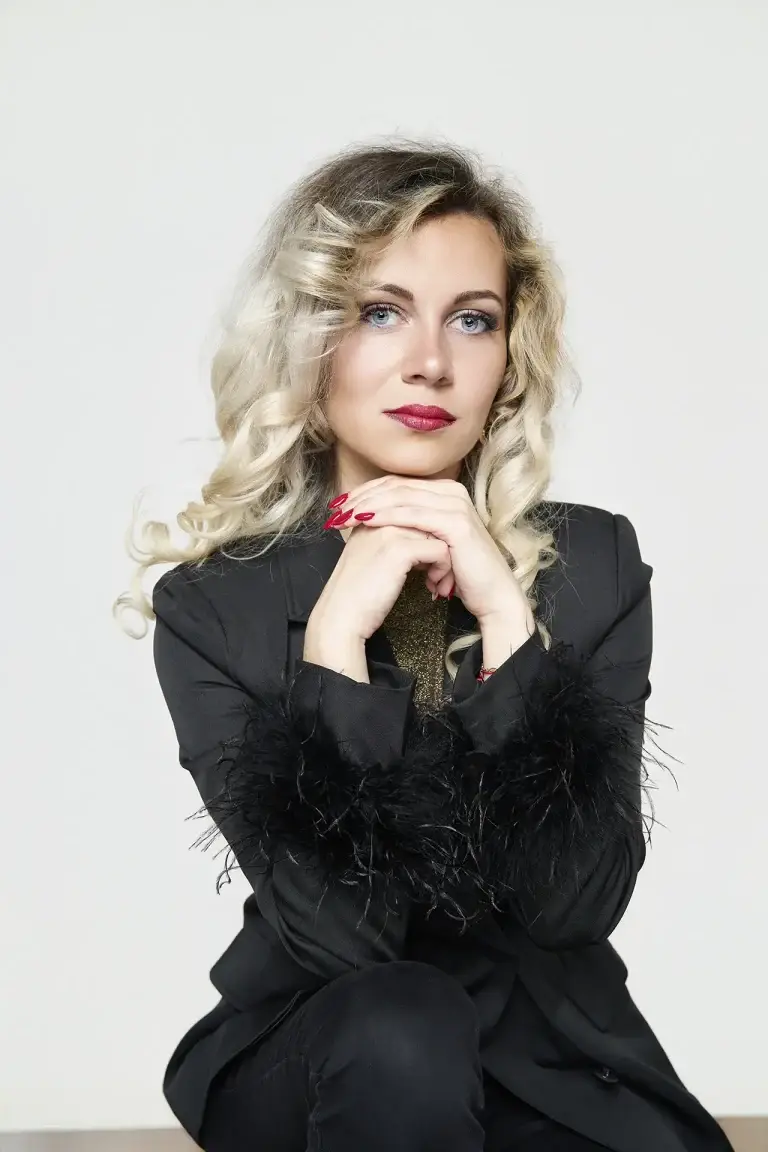 portrait beauté d'une jeune femme blonde dans notre studio photo de tarbes. Vetements noirs, yeux bleus, lumière douce.