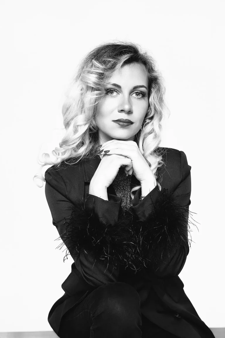 portrait beauté en noir et blanc d'une jeune femme blonde assise. Photographiée par Jessica Tajan à Tarbes en studio.