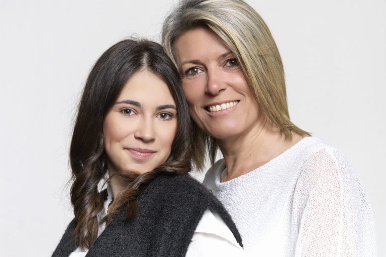 Photographie couleur pour la fête des mères à Tarbes. Les visages sont souriants et complices. La lumière provenant d'une soft box est très douce.