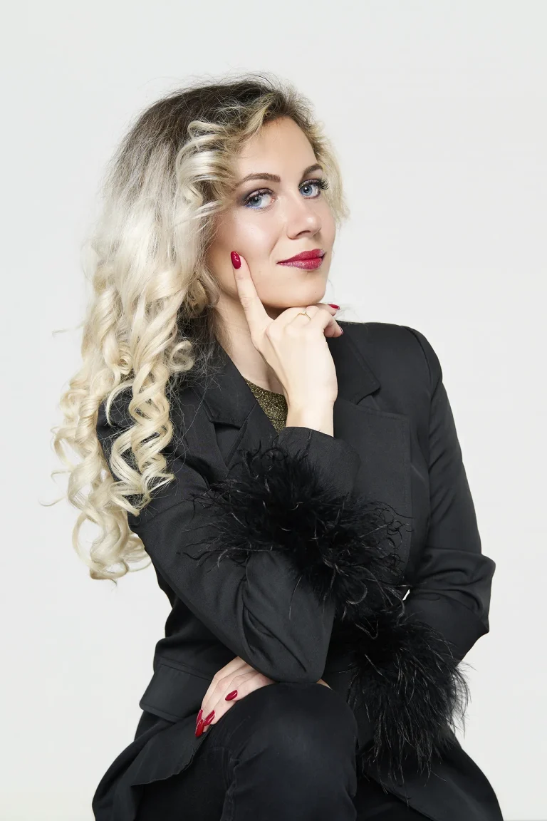 Book modèle, tenue noire sur fond blanc, portrait couleur