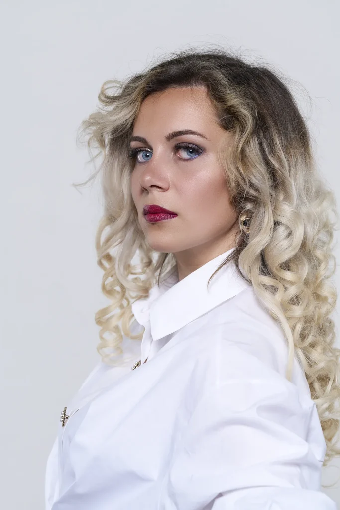 portrait de Béa, une jeune modele qui est venue dans notre studio pour faire un shooting beauté.