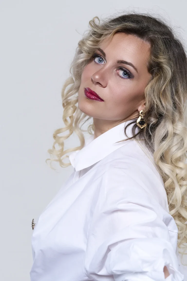 Book modèle, portrait en chemise blanche, lumière douce